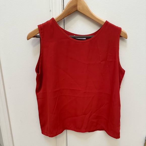 Red top - Picture 1 of 2